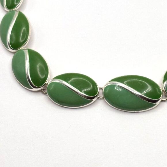 Vintage Green Oval Necklace - Picture 2 of 3